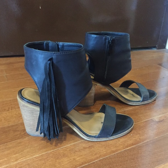 Very Volatile leather heels with fringe detail! - Picture 3 of 7